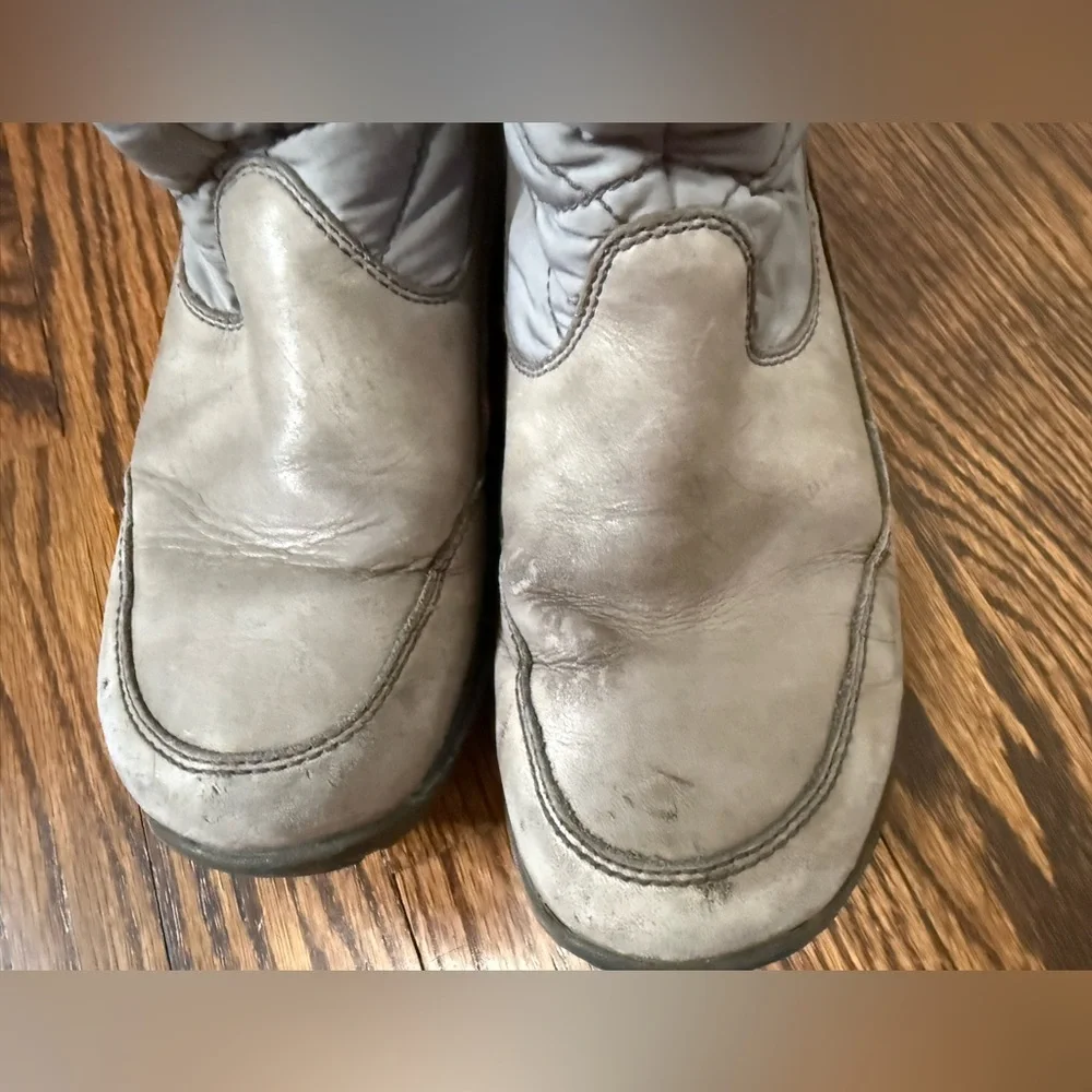 UGG Back Zip Sheepskin Lined Silver Leather Winter Boots‎ Womens Size 8